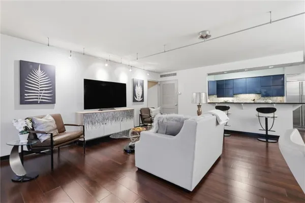 $330,000 | 310 West 49th Street, Unit 403, Kansas City, MO 64112