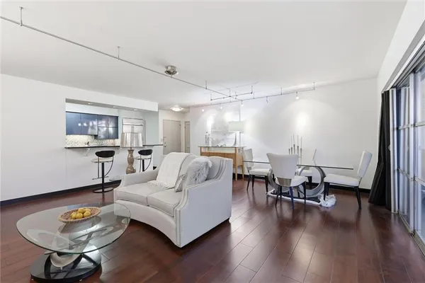 $330,000 | 310 West 49th Street, Unit 403, Kansas City, MO 64112