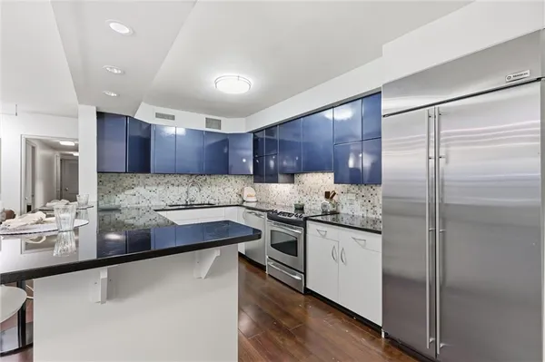 $330,000 | 310 West 49th Street, Unit 403, Kansas City, MO 64112