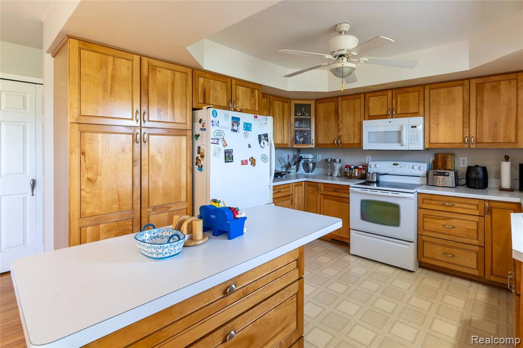 27750 Bell Road New Boston, MI 48164 - Photo 5 of 22 Gallery Image 5