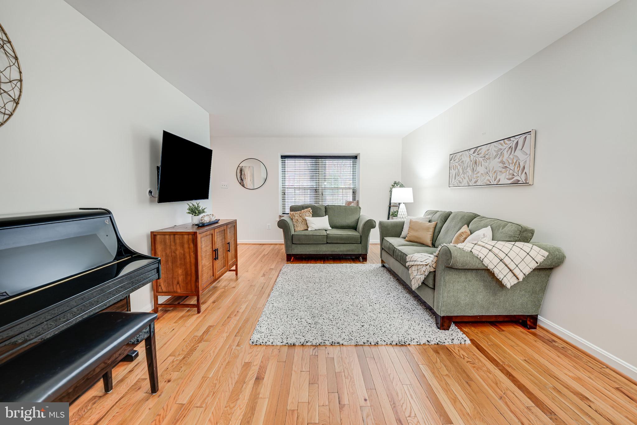 2111 Golf Course Drive Reston, VA 20191 - Photo 3 of 34 Living Room