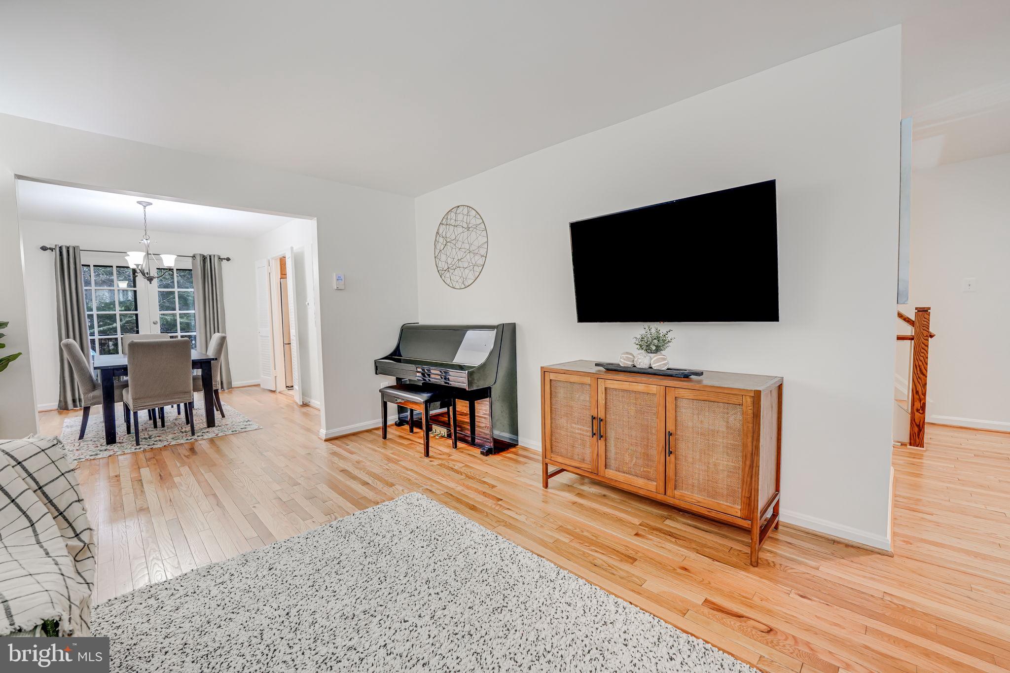 2111 Golf Course Drive Reston, VA 20191 - Photo 6 of 34 Living Room