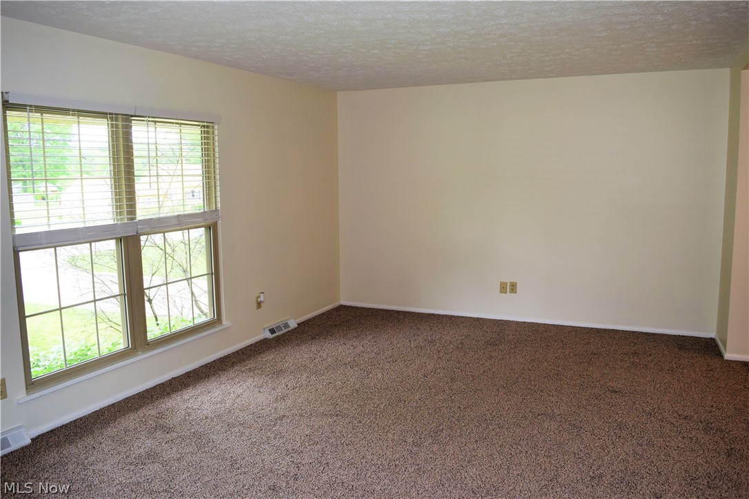 262 Howland Wilson Road Northeast Warren, OH 44484 - Photo 6 of 19 Great Room
