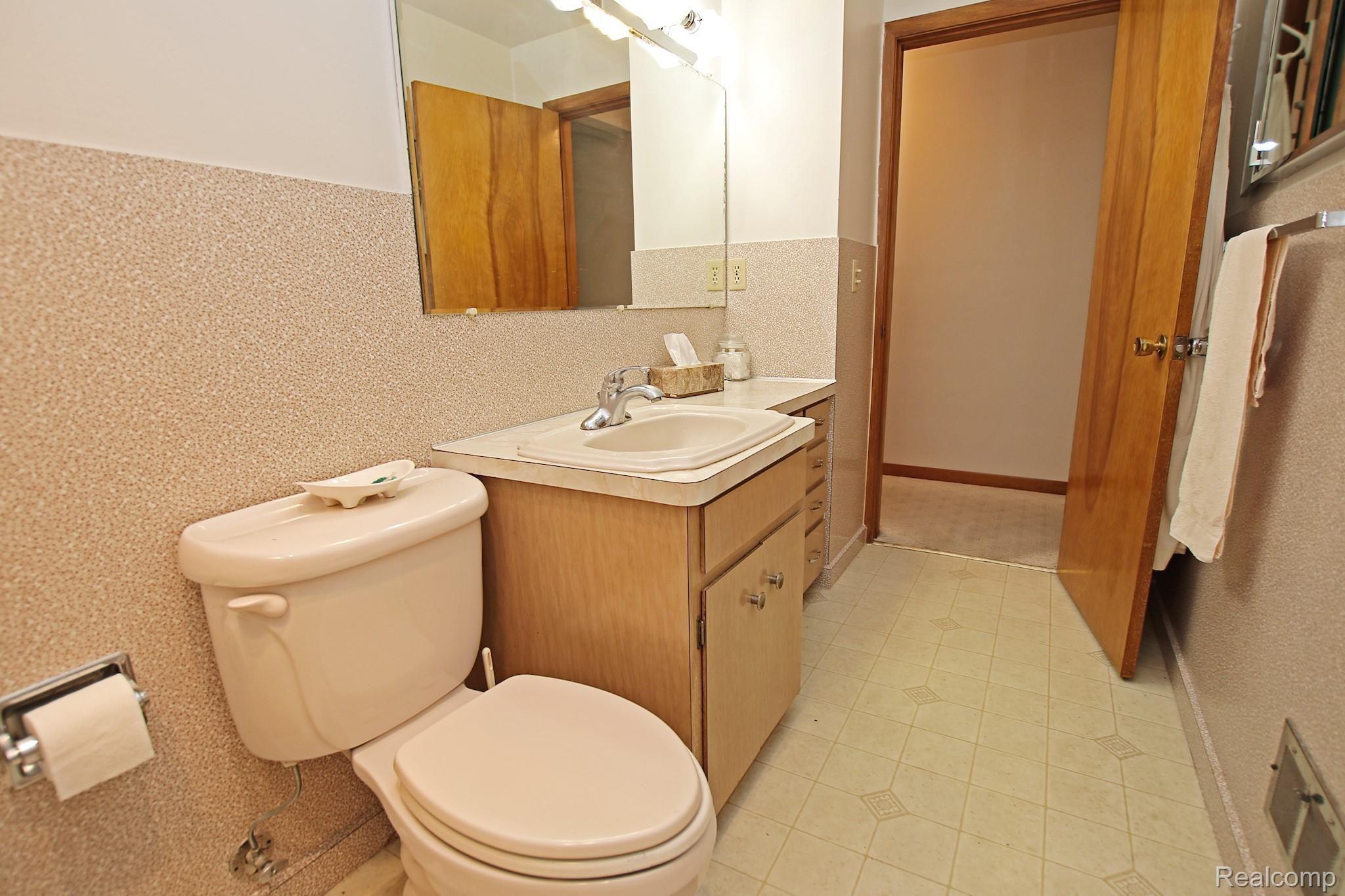3700 Rohr Road Lake Orion, MI 48359 - Photo 18 of 55 18) Bathroom.jpg