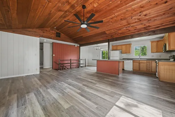 a view of a livingroom with furniture