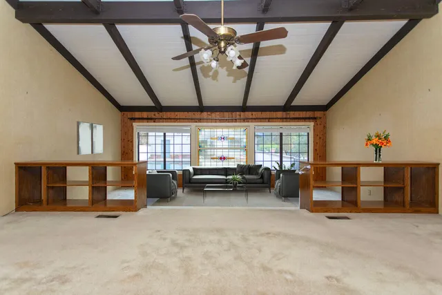 a view of a house with backyard and backyard