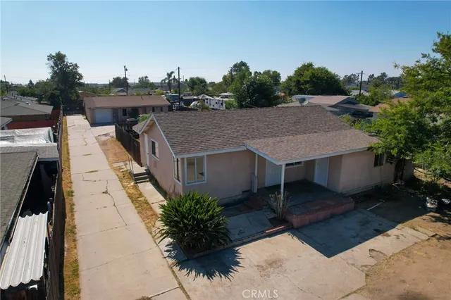 a view of a back yard of the house
