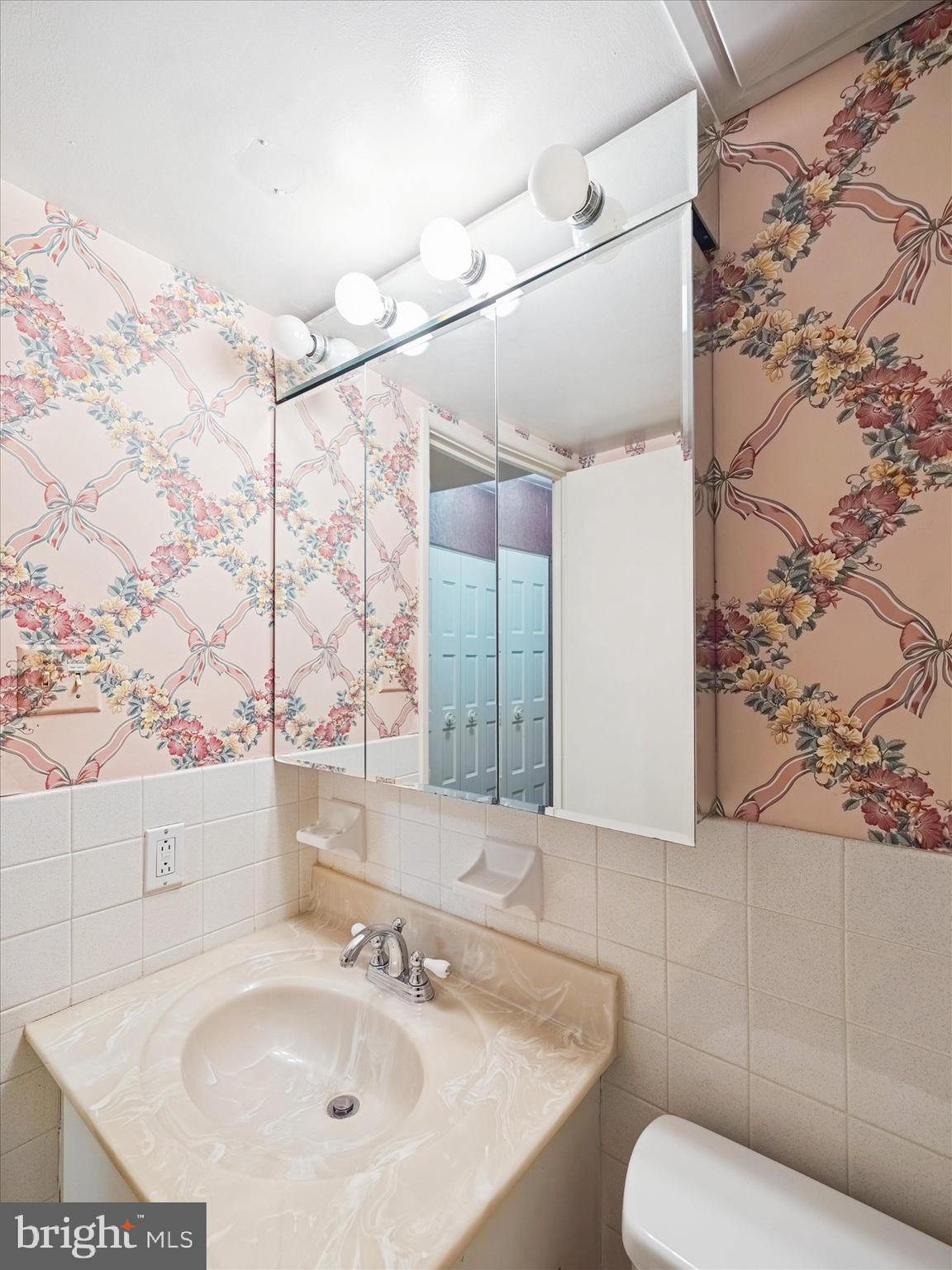 3204 Delaire Landing Road, Unit 3204 Philadelphia, PA 19114 - Photo 22 of 39 Primary Bath