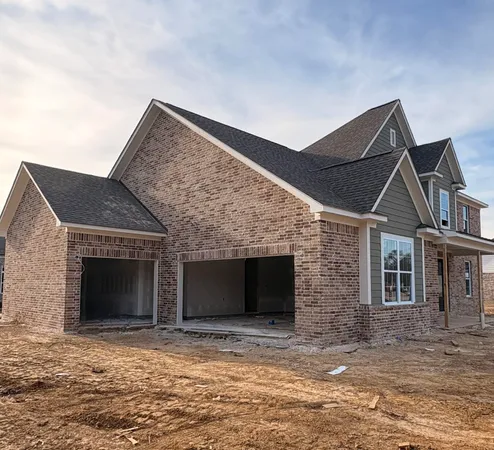 a view of backyard of the house