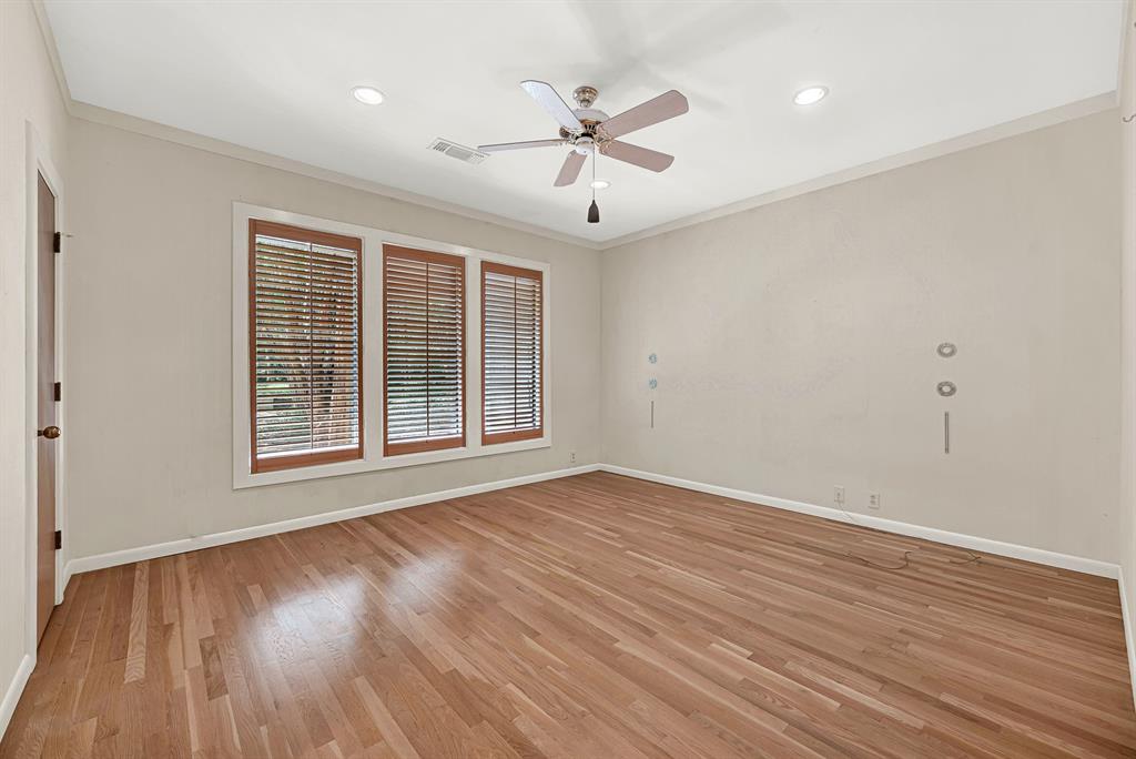 933 Mobley Road Cedar Hill, TX 75104 - Photo 26 of 40 Bedroom with en suite bathroom, custom cabinetry and walk in closet.