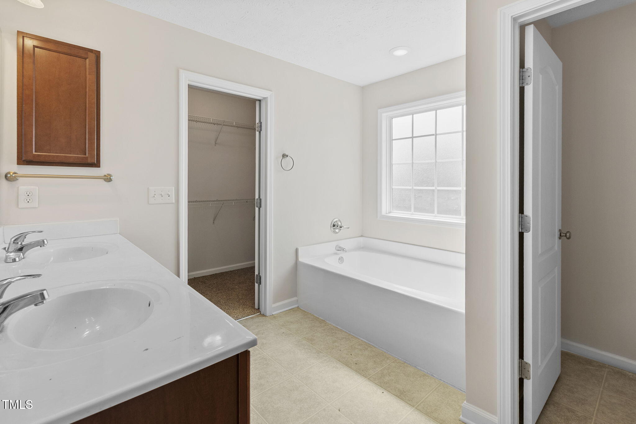2513 Hunting Bow Drive Hope Mills, NC 28348 - Photo 22 of 39 a bathroom with a sink and a bathtub