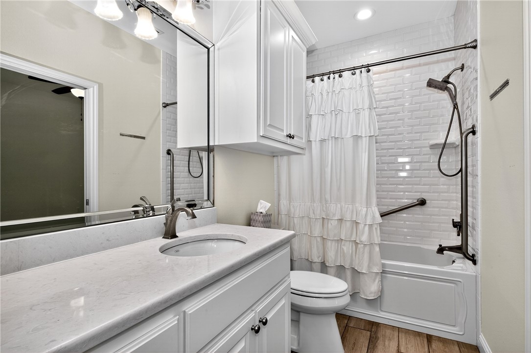 5332 Alegre Lane Robstown, TX 78380 - Photo 33 of 40 a bathroom with a sink a toilet and shower