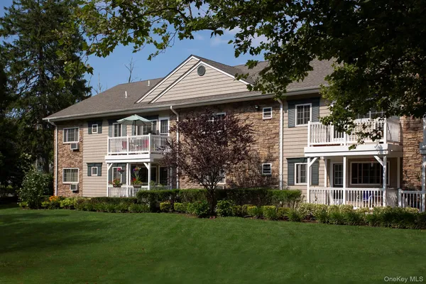 $3,160 | 666 Veterans Memorial Highway, Unit 21G, Hauppauge, NY 11788