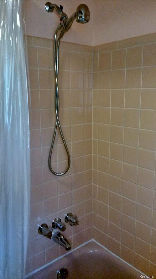 1195 Torpey Road Troy, MI 48083 - Photo 28 of 39 Full Bath - view of Shower.