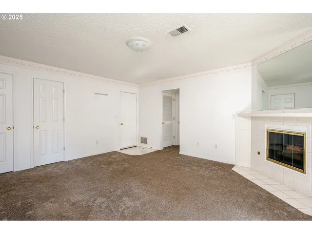 a view of empty room with window