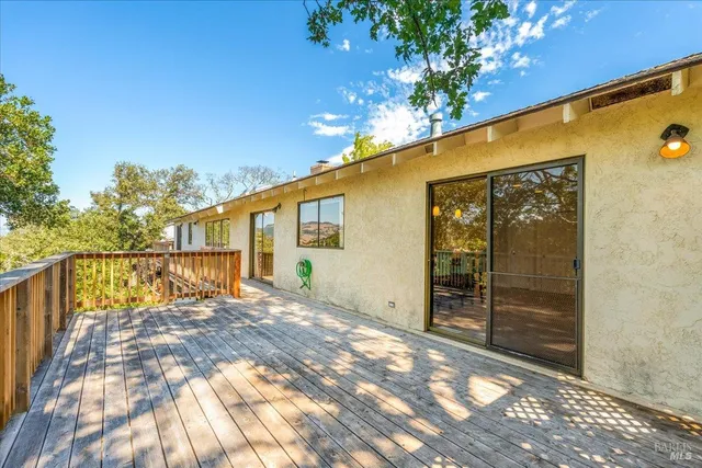 a view of backyard of the house