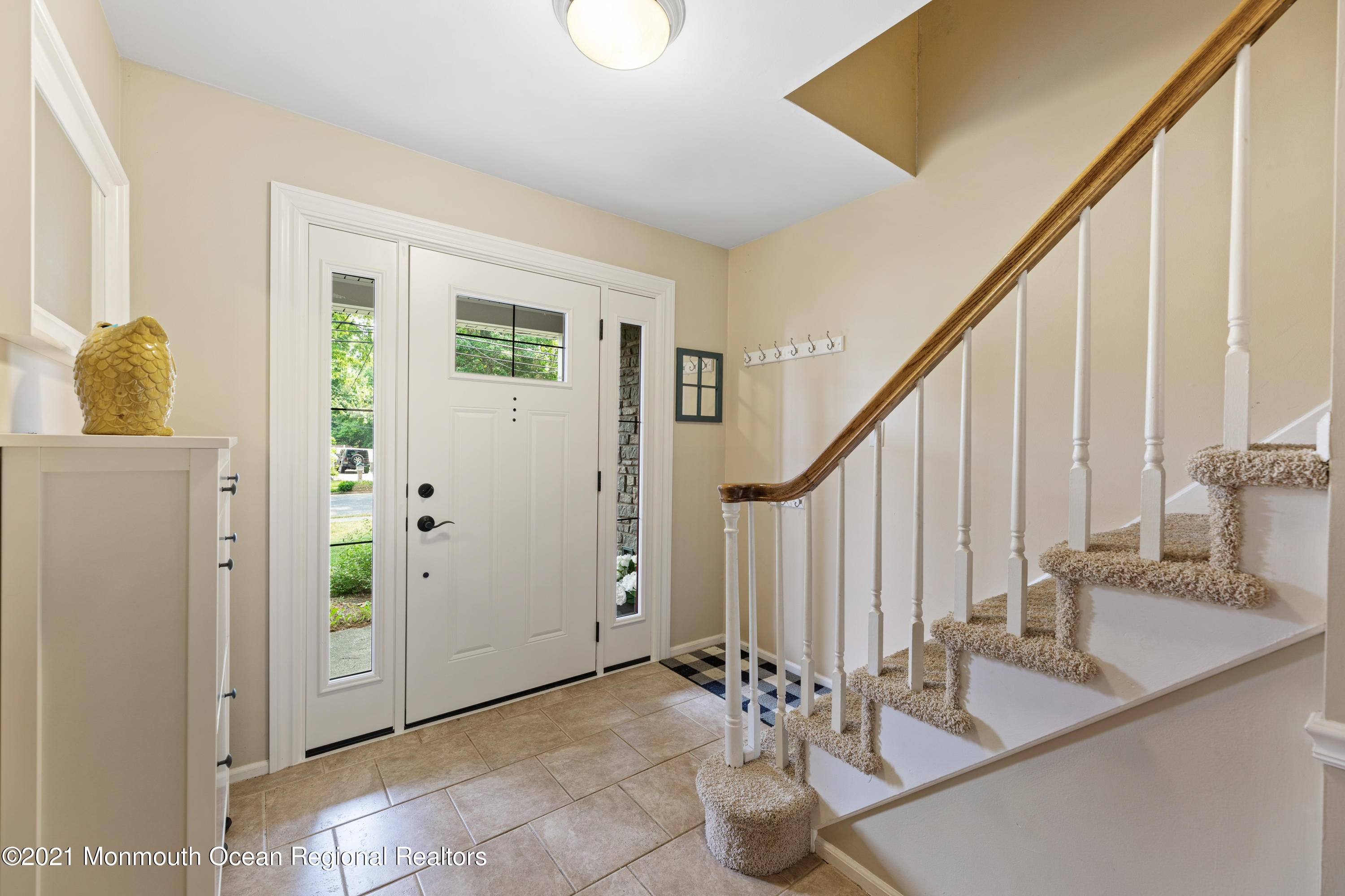 40 Bates Road Jackson, NJ 08527 - Photo 4 of 30 LIGHT-FILLED ENTRY FOYER