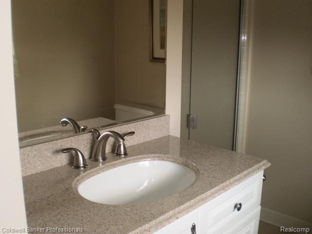 1047 Hemlock Drive Rochester, MI 48307 - Photo 19 of 22 Bathroom