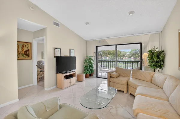 $159,900 | 15235 Lakes Of Delray Boulevard, Unit 303, Delray Beach, FL 33484