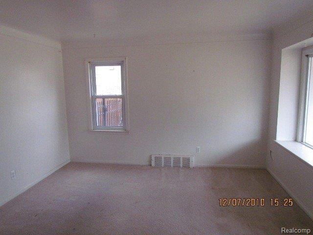 19701 Huntington Road Detroit, MI 48219 - Photo 4 of 10 IMG_1086