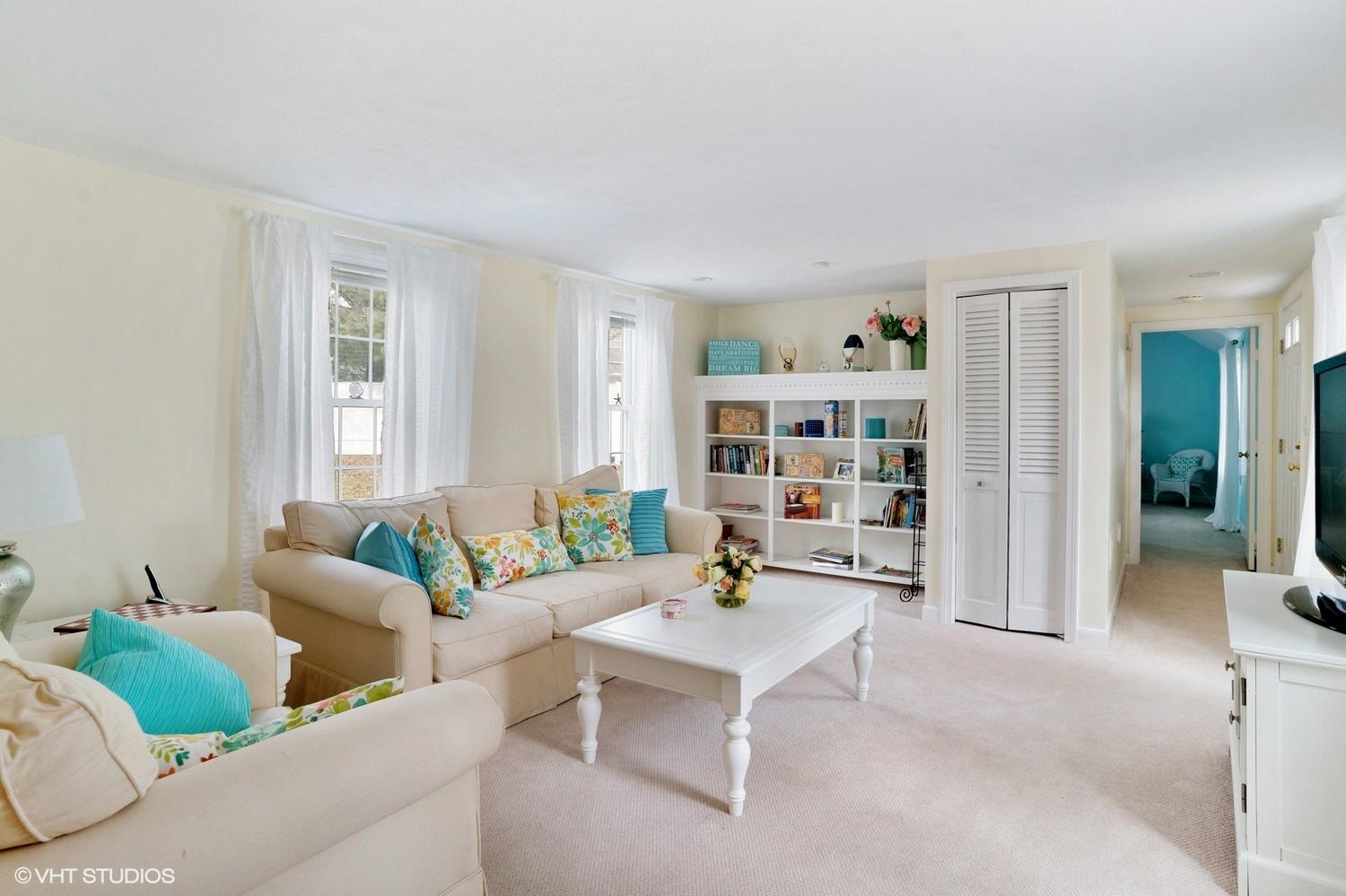 39 Finway Mashpee, MA 02649 - Photo 8 of 27 08_39Finway_3_FamilyRoom_MLSuse_1500x150