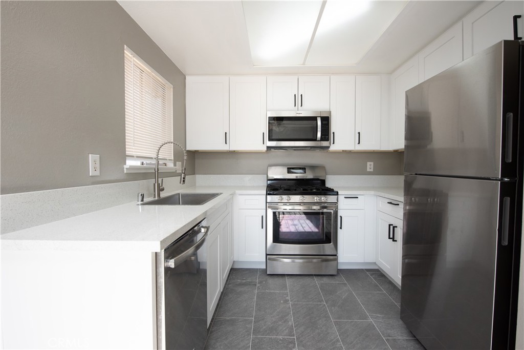 12212 Kiowa Road, Unit 4 Apple Valley, CA 92308 - Photo 5 of 13