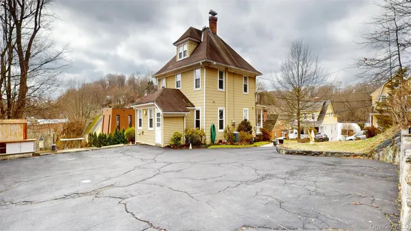 a view of a workspace with furniture and a livingroom