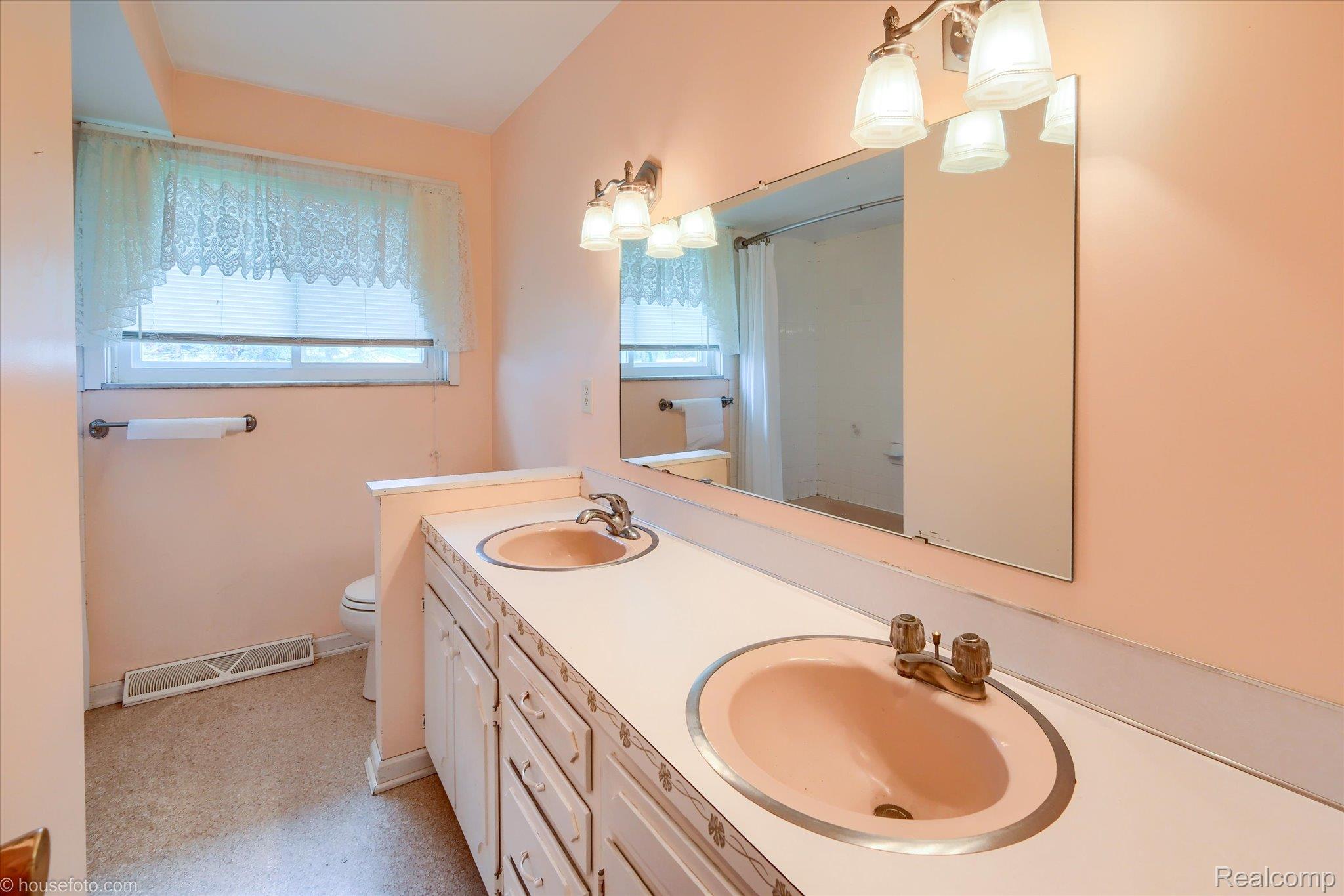6080 Shattuck Road Saginaw, MI 48603 - Photo 28 of 35 Bathroom with double vanity and curtained shower
