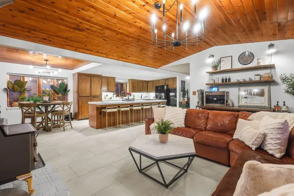 $770,000 | 15133 Vista Knolls Drive, Redding, CA 96001