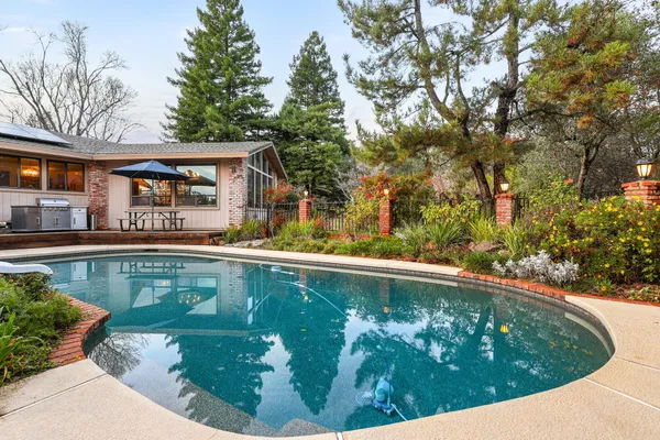 $770,000 | 15133 Vista Knolls Drive, Redding, CA 96001