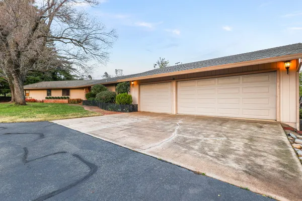 $770,000 | 15133 Vista Knolls Drive, Redding, CA 96001