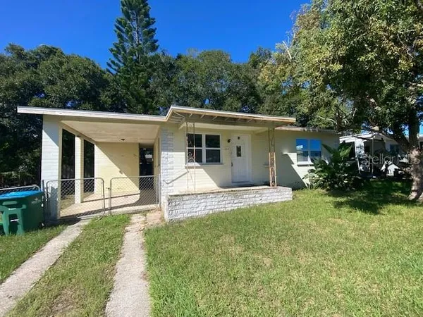 a view of a house with backyard and garden
