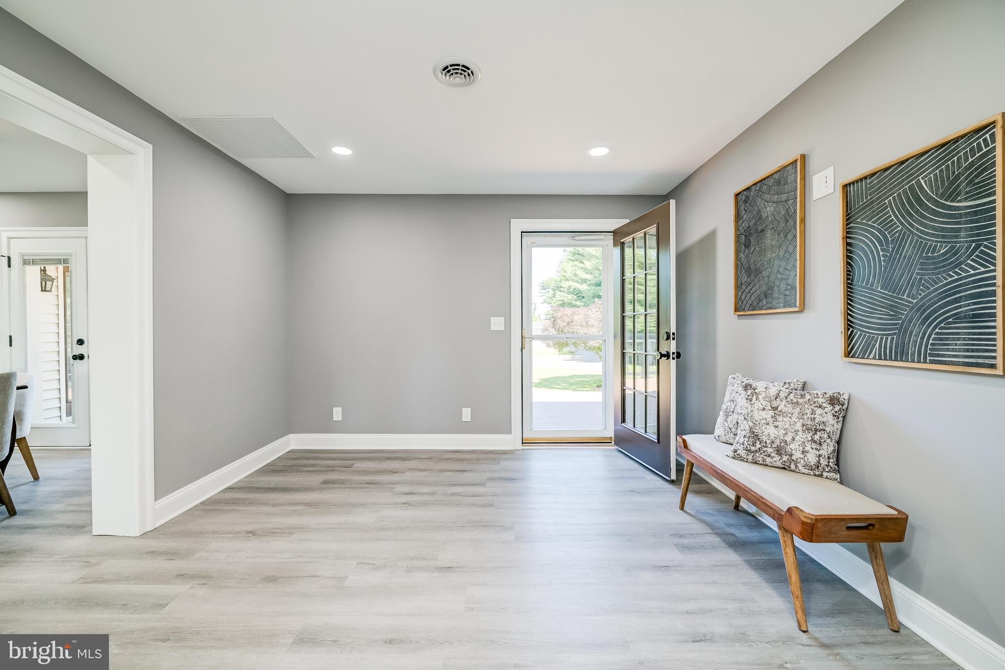 21020 Peach Tree Road Dickerson, MD 20842 - Photo 23 of 57 a living room with furniture and window