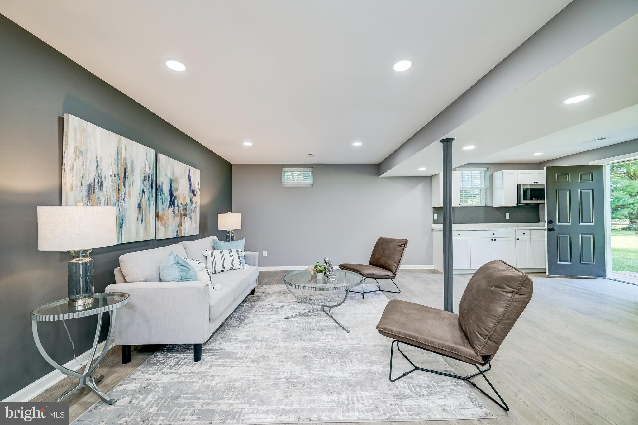 21020 Peach Tree Road Dickerson, MD 20842 - Photo 41 of 57 a living room with furniture and a table