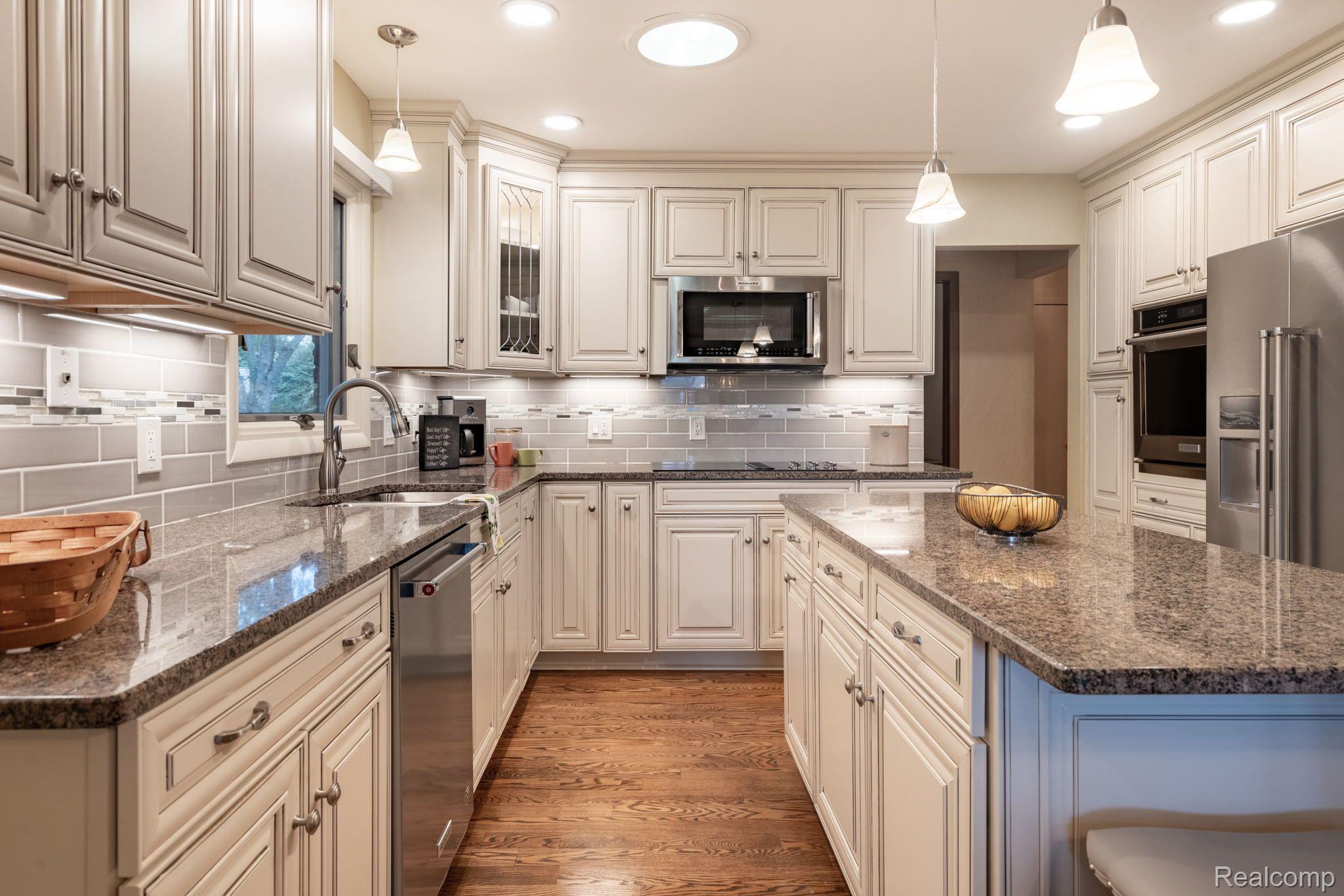 1415 Royal Crescent Street Rochester, MI 48306 - Photo 13 of 28 Light and Bright!