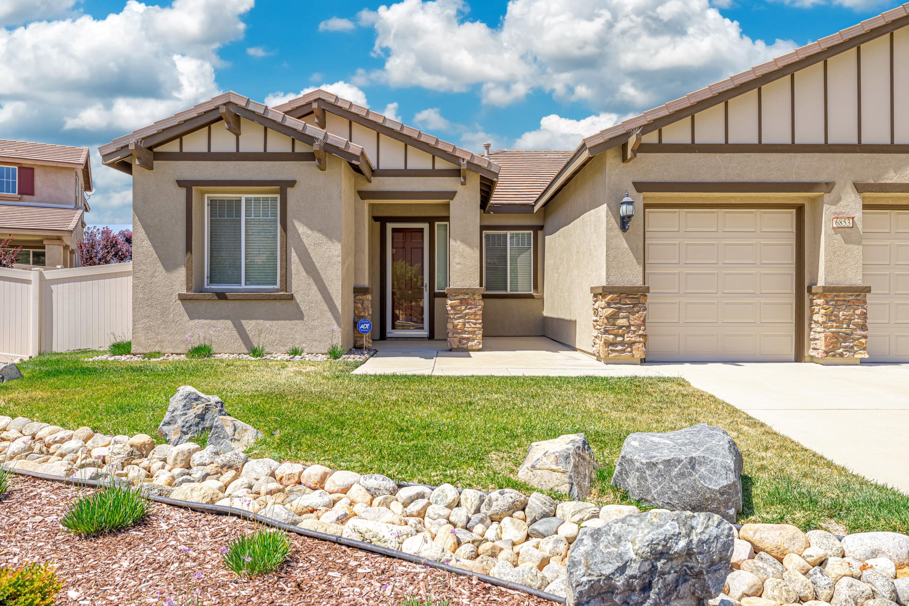 6853 Cabernet Road Palmdale, CA 93551 - Photo 4 of 42 a front view of a house with a yard