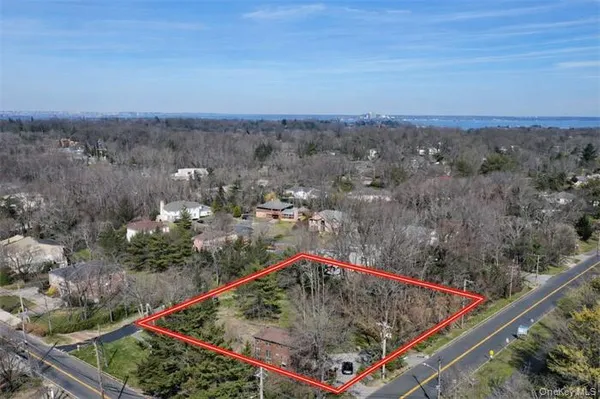 $2,680,000 | 367 East Shore Road, Great Neck, NY 11023