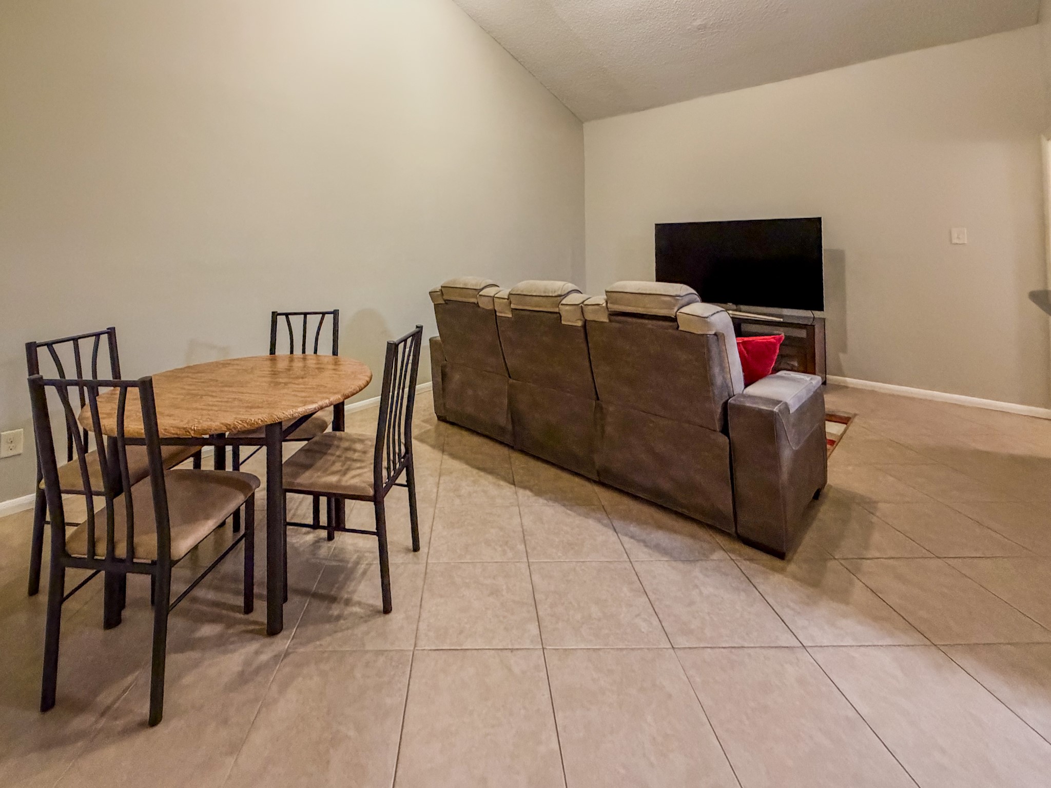 2574 Marilee Lane, Unit 23 Houston, TX 77057 - Photo 4 of 22 The living spacious livinig room also includes a dining room set.