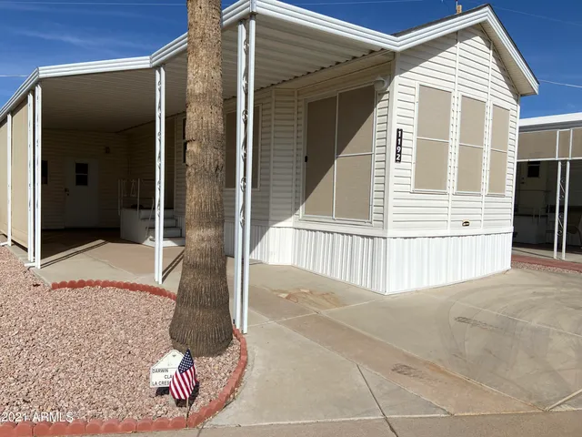 a view of backyard of the house