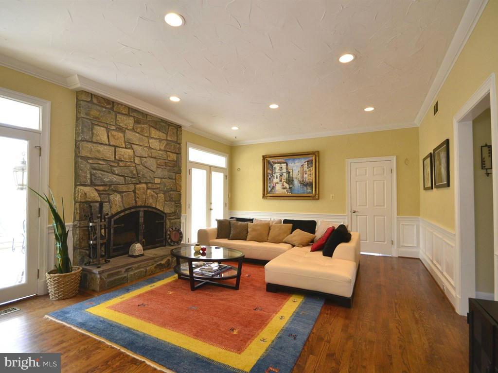 13210 River Road Potomac, MD 20854 - Photo 11 of 30 Family Room