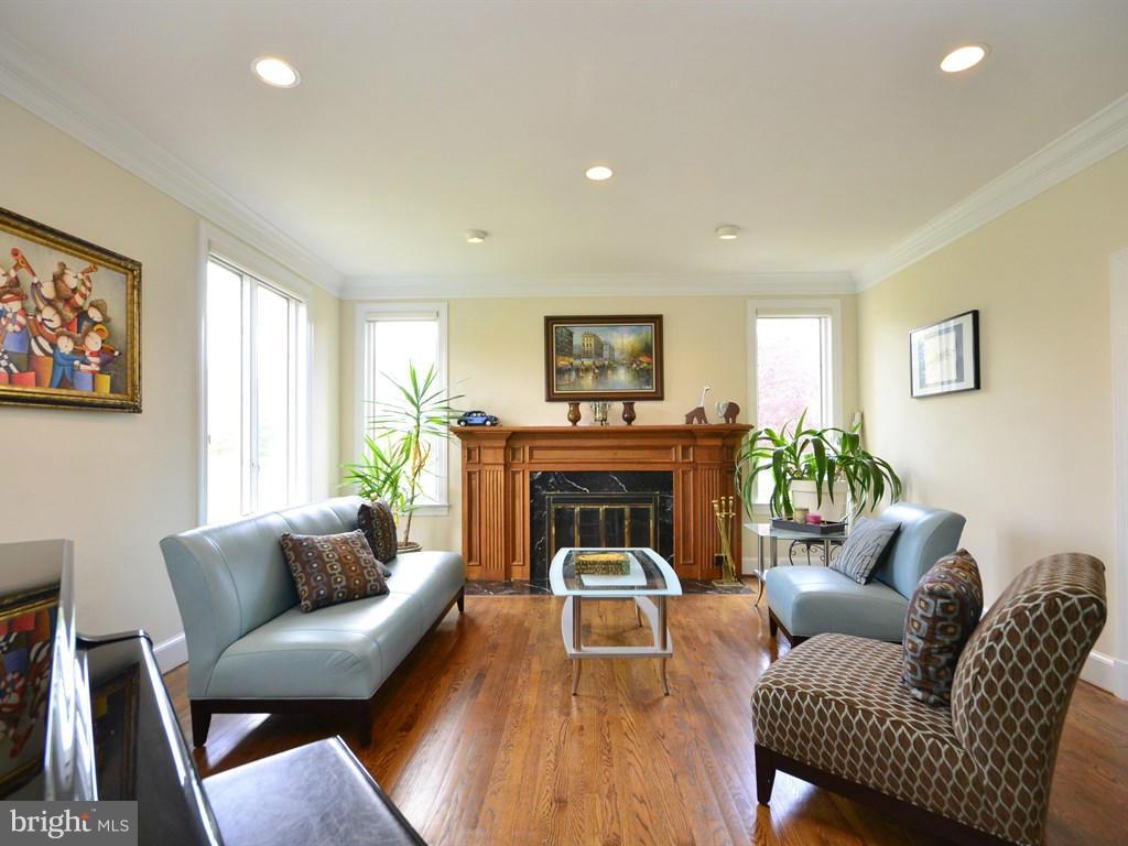 13210 River Road Potomac, MD 20854 - Photo 7 of 30 Living Room