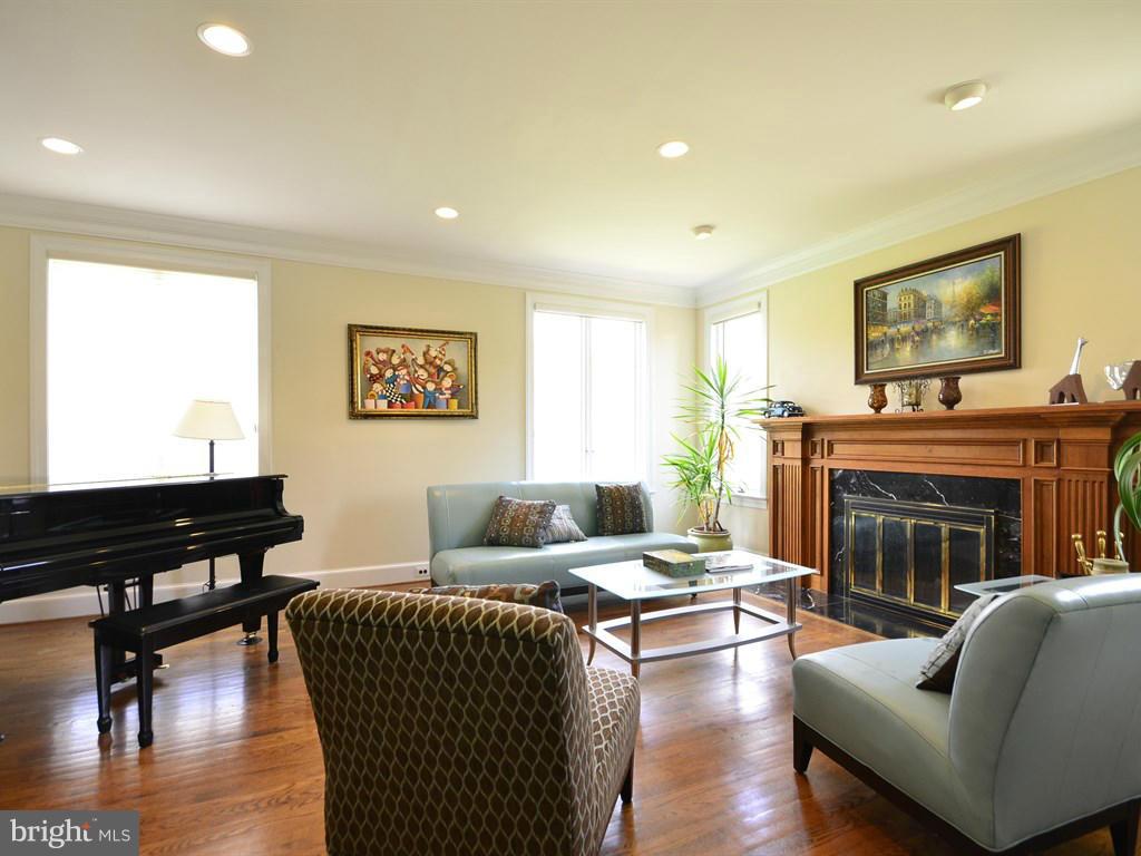 13210 River Road Potomac, MD 20854 - Photo 8 of 30 Living Room