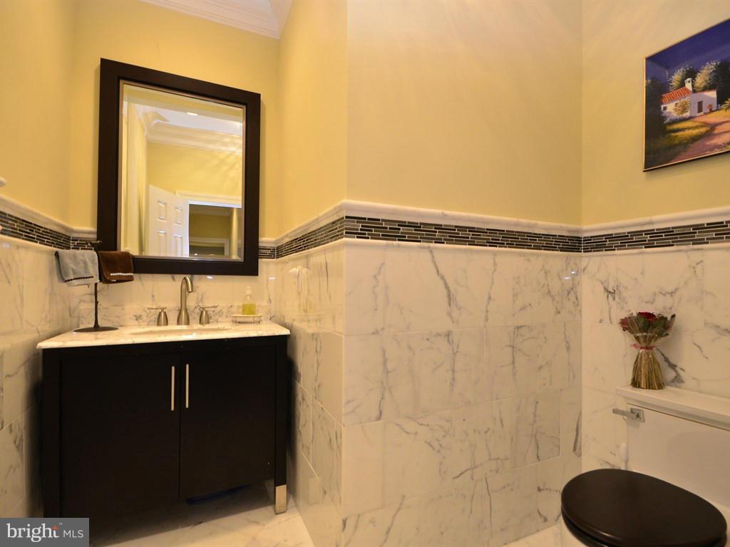 13210 River Road Potomac, MD 20854 - Photo 9 of 30 Bath