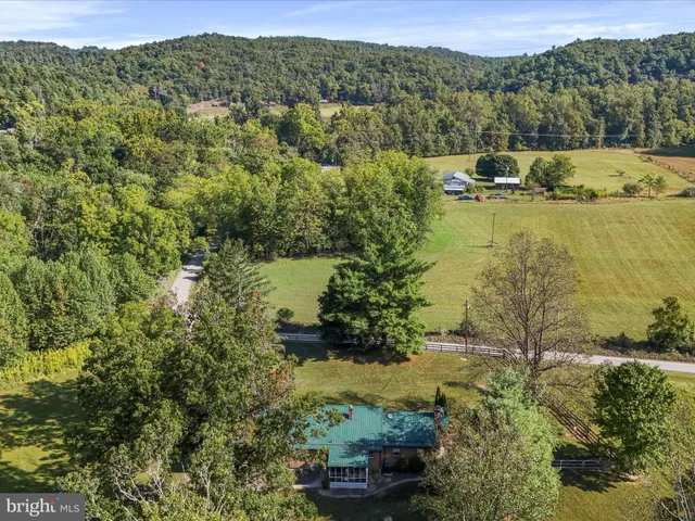 $465,000 | 25 Millhaven Lane, Berkeley Springs, WV 25411