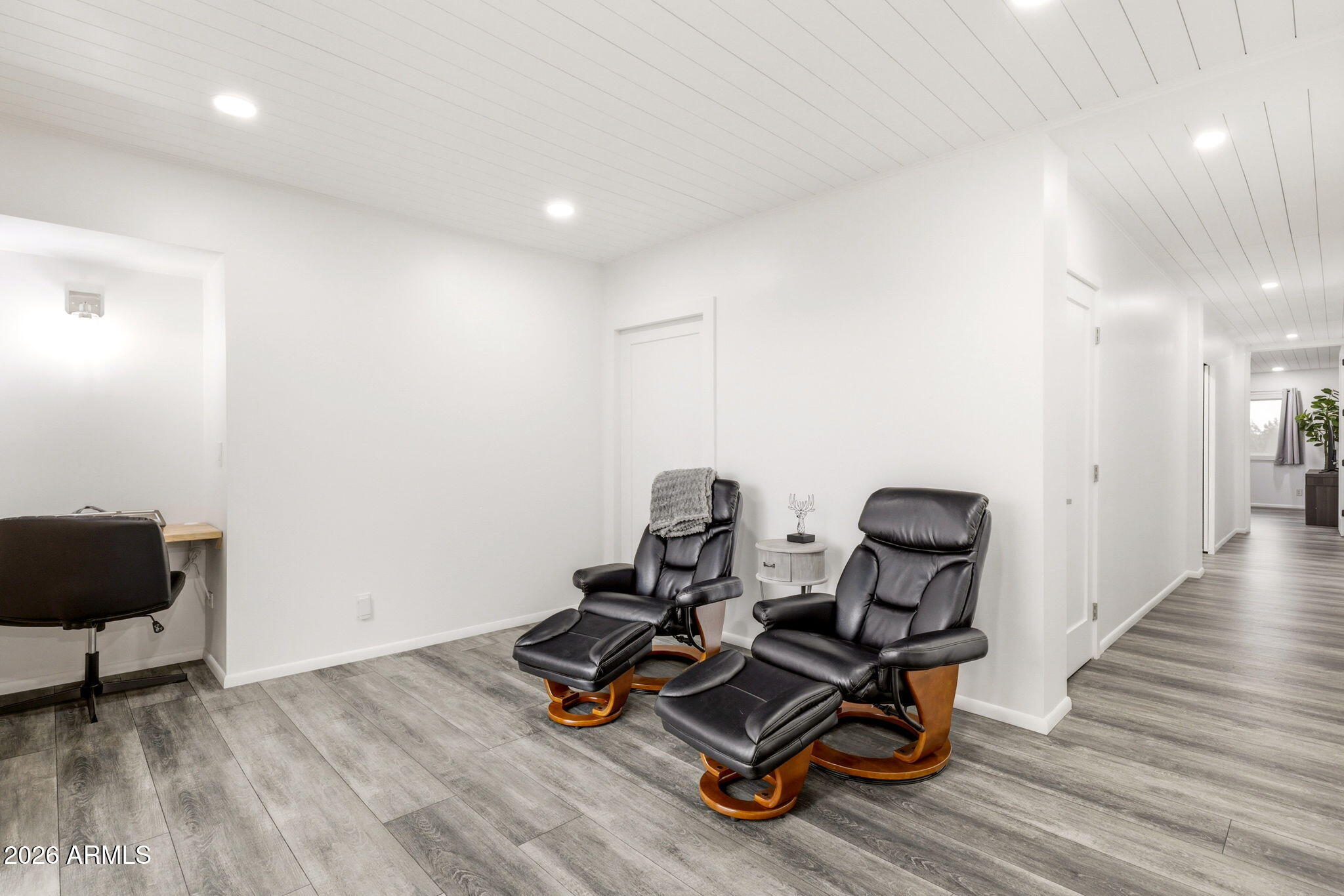 2287 Richenbacher Circle Overgaard, AZ 85933 - Photo 22 of 46 a living room with furniture