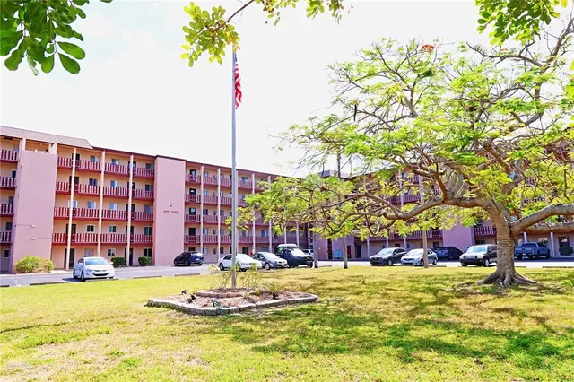 $1,400 | 4111 Lake Bayshore Drive, Unit 408, Bradenton, FL 34205