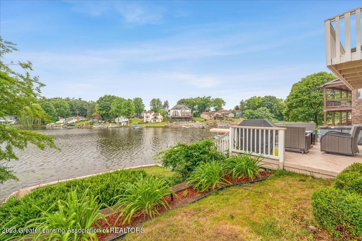932 Brighton Lake Road Brighton, MI 48116 - Photo 22 of 32 25-Media Jett-18