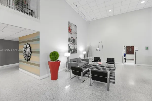 $300,000 | 3000 South Ocean Drive, Unit 514, Hollywood, FL 33019