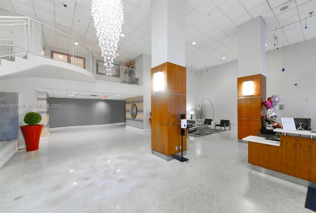 $300,000 | 3000 South Ocean Drive, Unit 514, Hollywood, FL 33019