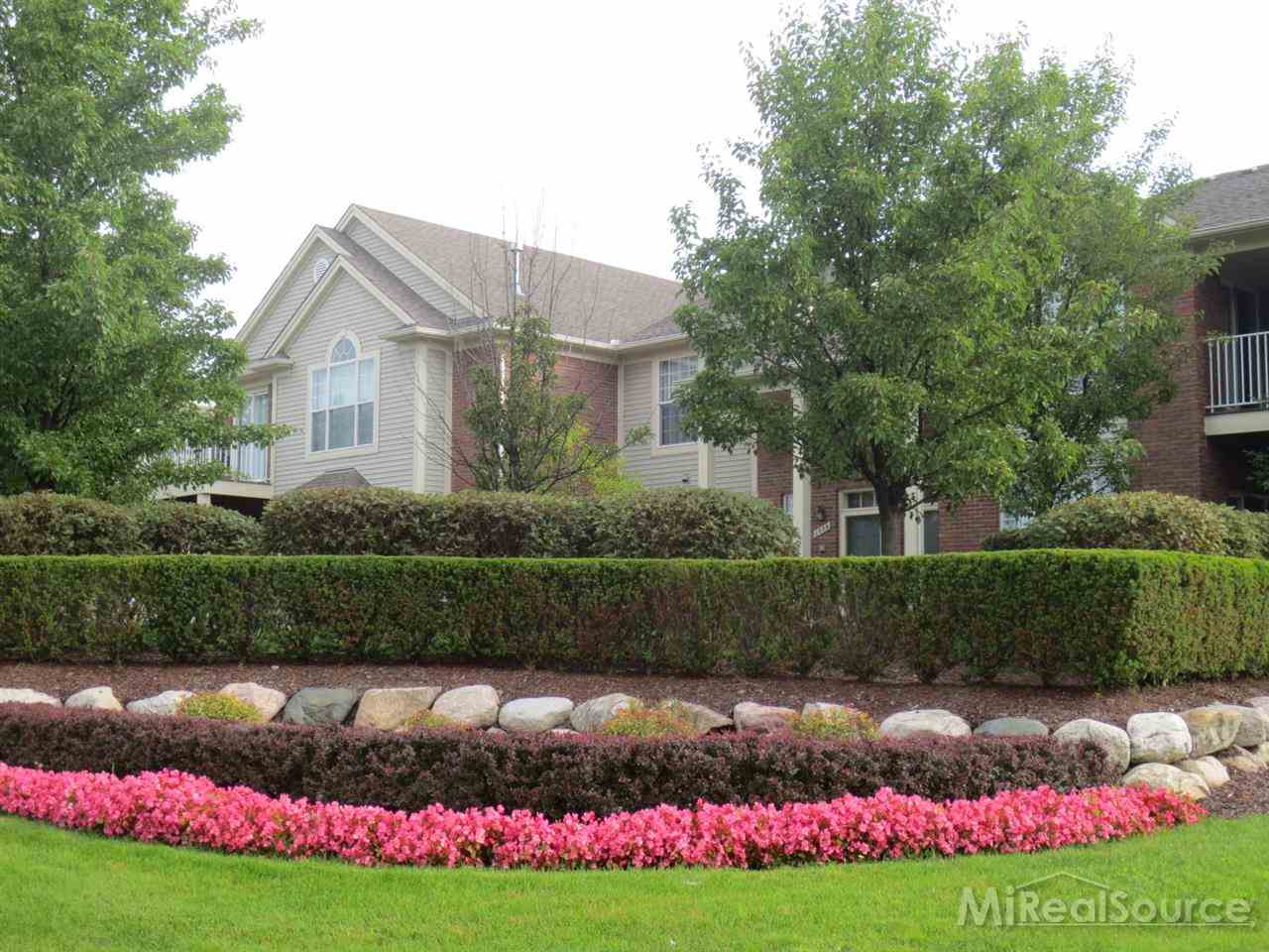 1896 Flagstone Circle, Unit 78 Rochester, MI 48307 - Photo 3 of 14 31227990-2.JPG